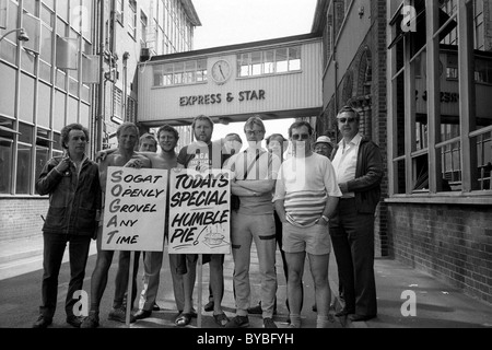 Linea picket NGA fuori dagli uffici dei giornali Express e Star a Wolverhampton 3 giugno 1985 FOTO DI DAVID BAGNALL Foto Stock