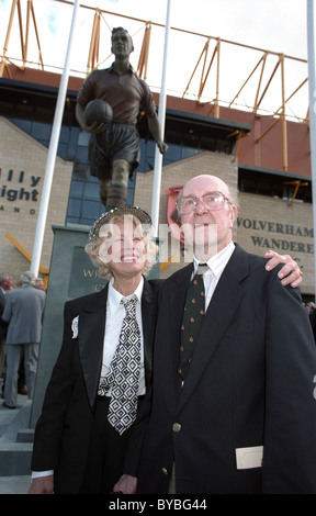 Billy Wrights vedova gioia Beverley con lupi leggendario ex manager Stan Cullis dopo la statua di Wright è stata svelata. Foto Stock