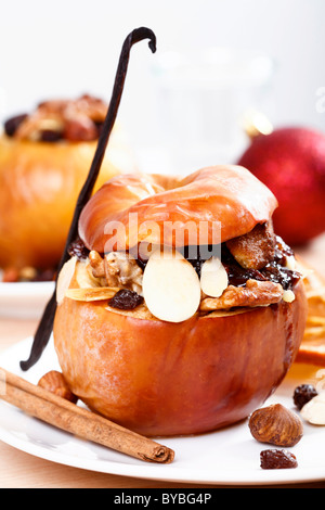 Mela cotta con noci, uva passa e cannella Foto Stock