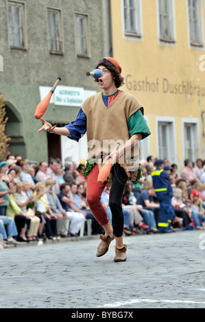 Giocoliere prendendo parte al tradizionale corteo nuziale, Landshut Wedding 2009, un grande corteo medievale, Landshut Foto Stock