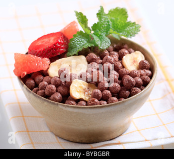 Tazza di cioccolato colazione a base di cereali e frutta Foto Stock