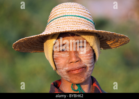 La Birmania,Birmania,Myanmar, 20100223, donna agricoltore Foto Stock