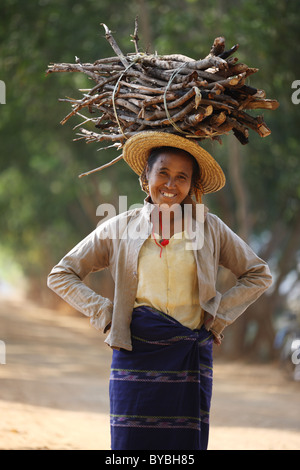 La Birmania,Birmania,Myanmar, 20100223, donna con legna da ardere Foto Stock