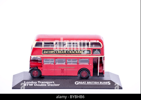 Un giocattolo modello double decker bus su sfondo bianco Foto Stock