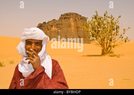 Ritratto di un uomo Tuareg il fumo nel Sahara, Algeria, Africa Foto Stock