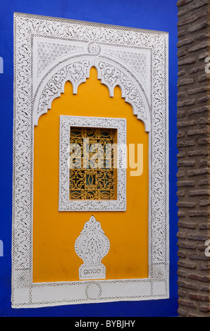 Ornati finestra giallo al blu cobalto Museo di Arte Islamica di Marrakech a Giardino Majorelle Marocco Foto Stock