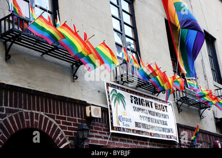 LGBT bandiere arcobaleno sopra la famosa Stonewall bar nel Greenwich Village di New York City, Stati Uniti d'America Foto Stock