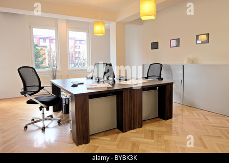 Interno di un ufficio con sedie Foto Stock