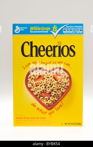 Una scatola di General Mills Cheerios cereali per la prima colazione su sfondo bianco intaglio Foto Stock