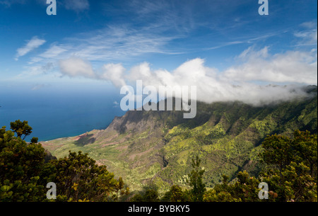 Valle Kalalau con Canyon nuvole. Flusso di nuvole al di fuori del Canyon di Waimea occultato parzialmente il Kalalau montagne. Foto Stock