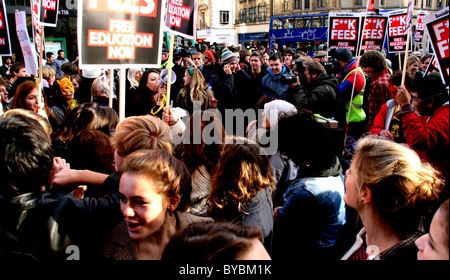 Studente presso la Oxford University fasi una passeggiata fuori la dimostrazione in Oxford, Inghilterra. Gli studenti protestavano la quota di aumento. Foto Stock