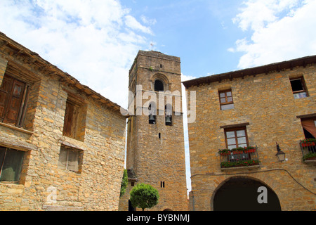 Ainsa medievale romanica chiesa del paese Huesca Pirenei aragonesi, Spagna Foto Stock