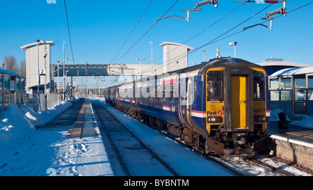 Prima classe Scotrail 156 Diesel Multiple Unit (DMU) in attesa della nuova costruzione Bathgate stazione a prendere i passeggeri a Edimburgo Foto Stock