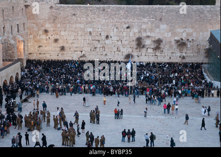Parete occidentale. Vista da sopra con la folla in preghiera. Gerusalemme la città vecchia Foto Stock