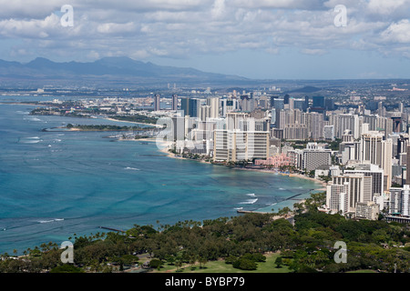 Honolulu e Waikiki Beach. Paesaggio di Honolulu con Waikiki e la sua famosa spiaggia in primo piano Foto Stock