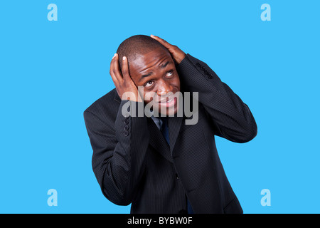 Imprenditore africano urla di paura e di una faccia strana espressione (isolato su bianco) Foto Stock