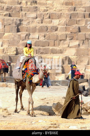 L'Egitto, i turisti a cavallo di cammelli di Giza in Egitto Foto Stock