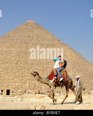 L'Egitto, i turisti a cavallo di cammelli di Giza in Egitto Foto Stock