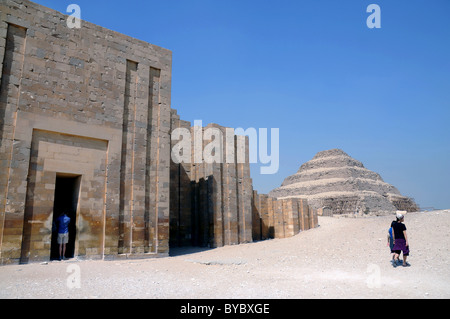 Saqqara tempio complesso dalla piramide di Djoser o passo piramide vicino a Memphis, Egitto Foto Stock