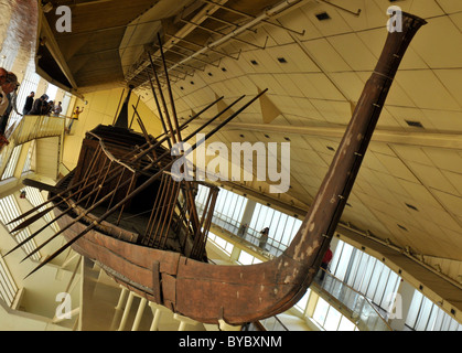 Khufu barca solare museum, re Cheope nave nel museo alla base della Grande Piramide di Giza, il Cairo, Egitto Foto Stock