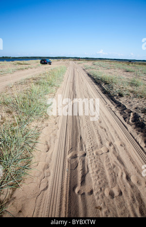 Auto sentiero sulla sabbia, che porta a riva al mare, Hailuoto Island, Finlandia Foto Stock