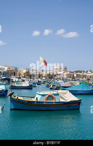 Marsaxlokk Malta più grande villaggio di pescatori accomodante 250 registrato delle navi da pesca Foto Stock