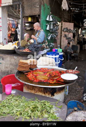 Fresh street-food per la vendita nel souk di Aleppo, Siria Foto Stock