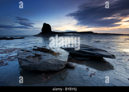 Il nero mare Nab pila all'alba Saltwick Bay Whitby North York Moors National Park North Yorkshire Regno Unito Foto Stock