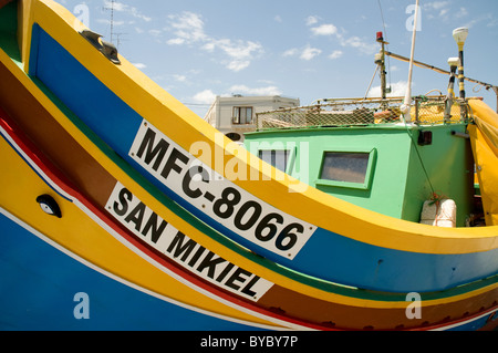 Marsaxlokk Malta più grande villaggio di pescatori su Malta e un luzzu con gli occhi di Osiride Foto Stock