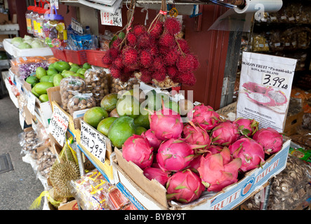 Frutta Stand a Honolulu Chinatown. Luminose di frutti esotici in vendita sul marciapiede al di fuori di una piccola drogheria a Chinatown. Foto Stock