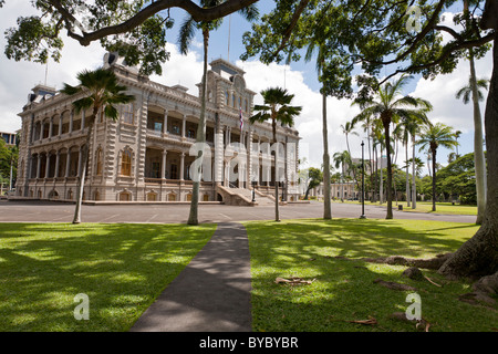 Palazzo Iolani incorniciato dalla Banyan. Questo palazzo è stato costruito nel 1882 per re Kalakaua e Regina Liliuokalani, Hawaii l'ultimo monarca. Foto Stock