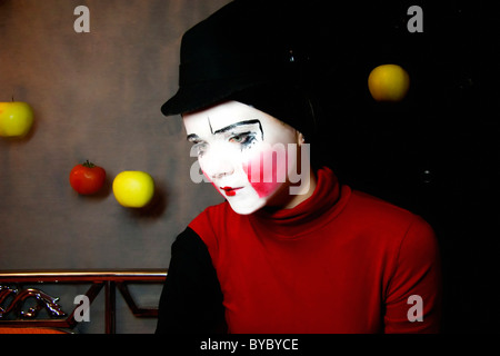 Ritratto del triste mime in un cappello con le mele Foto Stock