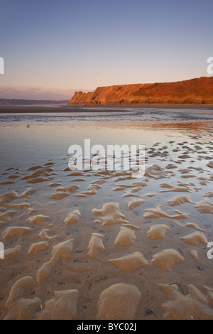 Vista verso la grande Tor e Penmaen Burrows da Three Cliffs Bay a Sunrise Penmaen Penisola di Gower South Wales UK Foto Stock