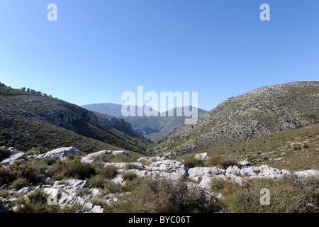 A forma di v e la valle vista entroterra di montagne vicino a Benimaurell, Provincia di Alicante, Valencia, Spagna Foto Stock