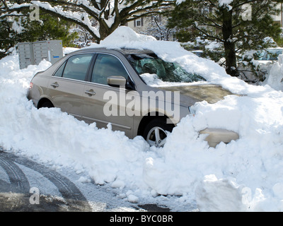 Auto sepolto nella neve dopo la bufera di neve Foto Stock