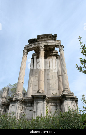 Roma, Italia. Tempio di Vesta nel Foro Romano. Foto Stock