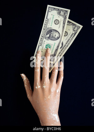 Mano fittizia con 50 e 100 dollari USA BANCONOTE Foto Stock