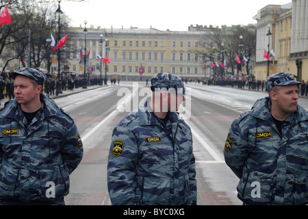 Poliziotti russo (miliziani) in piedi in linea e la tutela di un territorio di Piazza del Palazzo a San Pietroburgo durante il celebrare Foto Stock