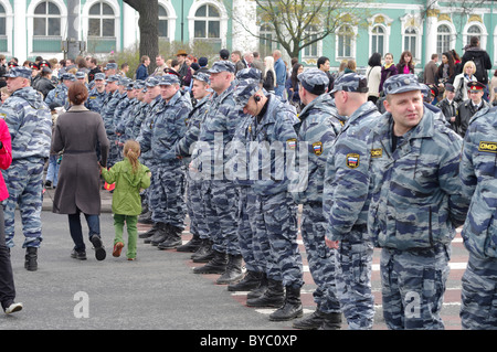 Poliziotti russo (miliziani) in piedi in linea e la tutela di un territorio di Piazza del Palazzo a San Pietroburgo durante il celebrare Foto Stock