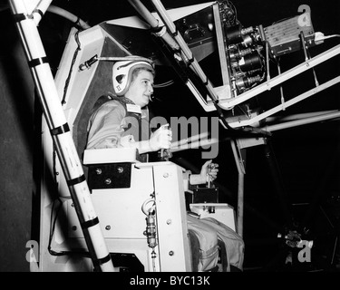 Jerrie Cobb, un ben noto pilota femminile negli anni cinquanta, prove Gimbal Rig in altitudine galleria del vento, AWT in aprile 1960. Foto Stock