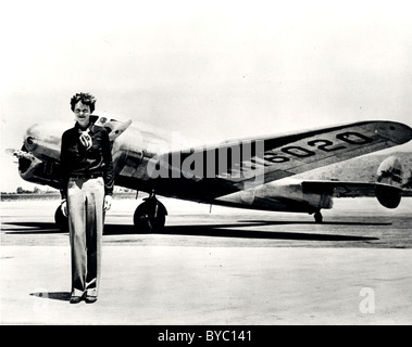Amelia Earhart in piedi nella parte anteriore del Lockheed Electra in cui ella è scomparso nel luglio 1937. Foto Stock