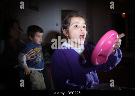 Ragazza giovane giocando su Nintendo Wii Foto Stock