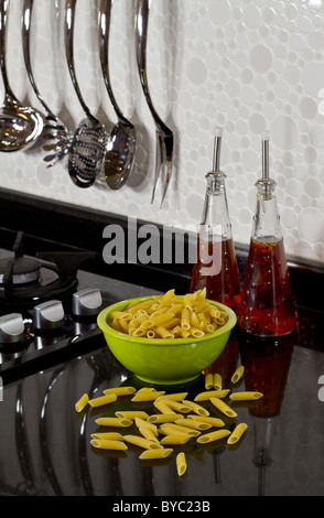 Sullo sfondo di un cucina moderna e paste alimentari non cotte Foto Stock