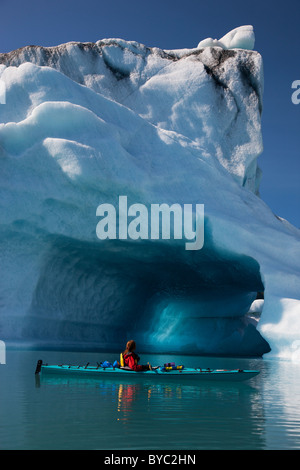 Fare kayak in orso Laguna, il Parco nazionale di Kenai Fjords, vicino a Seward, Alaska. (Modello rilasciato) Foto Stock