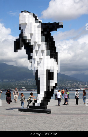 Digital Orca scultura dell'artista Doug Coupland fuori il Vancouver Convention Center. Foto Stock