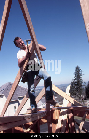 Edilizia e costruzioni edili lavoratore la definizione di una nuova casa. Foto Stock