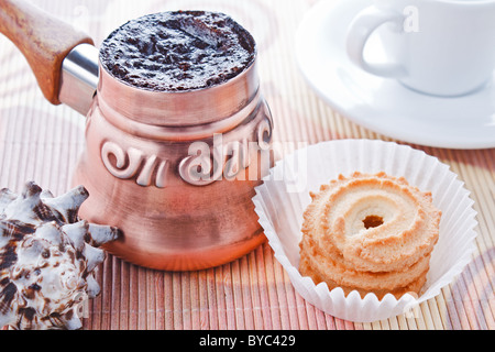 Caffè turco tradizionale estratto in sabbia riscaldata. Processo di  preparazione da parte di un barista Foto stock - Alamy