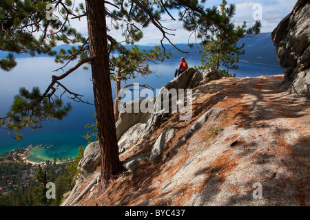 Un escursionista gode della vista lungo il Flume Trail, Lake Tahoe, NV (modello rilasciato) Foto Stock