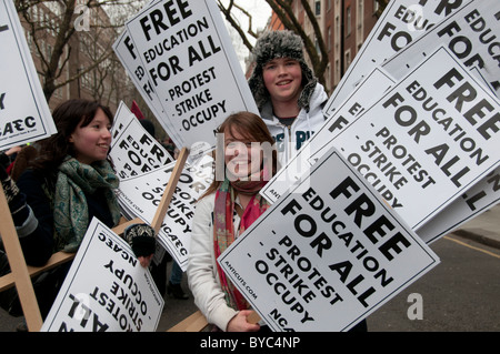 Il 29 gennaio 2011. La dimostrazione contro l'istruzione tagli.sesta forma di studente dal Devon con cartelli dicendo l istruzione gratuita Foto Stock