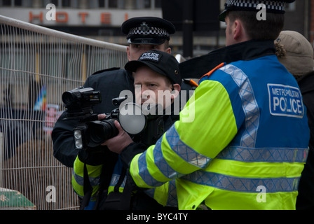 Il 29 gennaio 2011. La dimostrazione contro l'istruzione tagli.La vigilanza della polizia Foto Stock